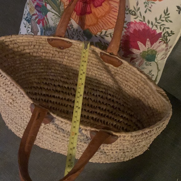 Large Straw Bag W/ Leather Handles - Picture 5 of 11
